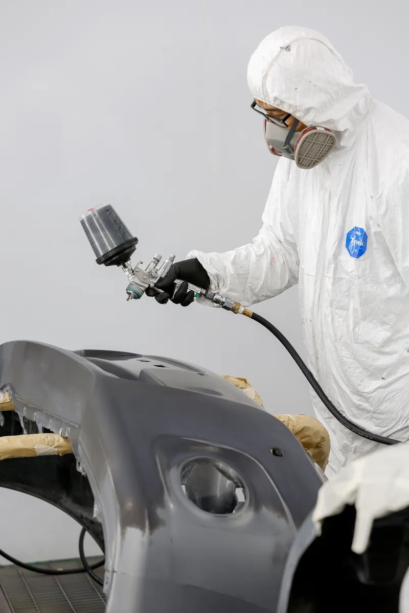 Professionnel équipé d’un pistolet de peinture, illustration d’ambiance