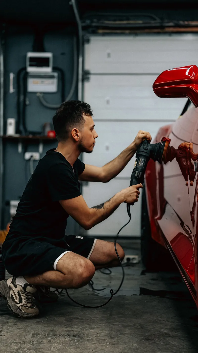 Professionnel travaillant la finition d’une carrosserie, illustration d’ambiance